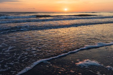 Hazar Denizi kıyısında gün doğumu