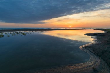 Hazar Denizi kıyısında gün doğumu