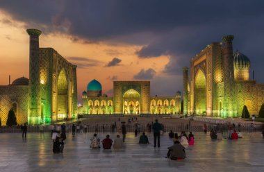 Semerkand, Özbekistan - Ekim. - 10. 2024: Semerkand 'daki Registan Meydanı Orta Asya' nın en ünlü ve görkemli simgelerinden biridir.