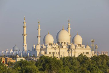 Abu Dabi, BAE - 22 Nisan 2023: Şeyh Zayed Büyük Cami, alacakaranlıkta