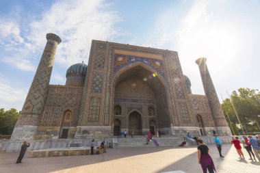 Semerkand, Özbekistan - Ekim. - 10. 2024: Registan Meydanı 'ndaki medreselerden biri