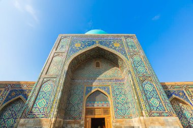 Semerkand, Özbekistan - Ekim. - 10. 2024: Registan Meydanı 'ndaki medreselerden birine giriş