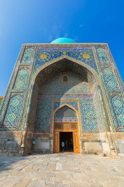 Semerkand, Özbekistan - Ekim. - 10. 2024: Registan Meydanı 'ndaki medreselerden birine giriş