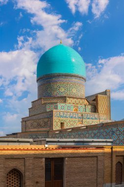 Semerkand, Özbekistan - Ekim. - 10. 2024: Registan Meydanı 'ndaki medresenin kubbelerinden biri