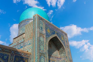 Semerkand, Özbekistan - Ekim. - 10. 2024: Registan Meydanı 'ndaki medresenin kubbelerinden biri