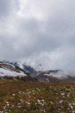 Azerbaycan dağlarında sis ve kar