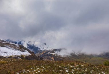 Azerbaycan dağlarında sis ve kar