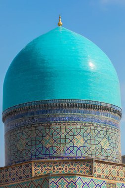  Semerkand, Özbekistan - Ekim. - 10. 2024: Semerkand 'daki medreselerden birinin kubbesi