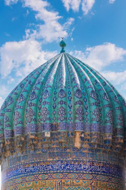  Semerkand, Özbekistan - Ekim. - 10. 2024: Semerkand 'daki bir medresenin minaresinin kubbesi