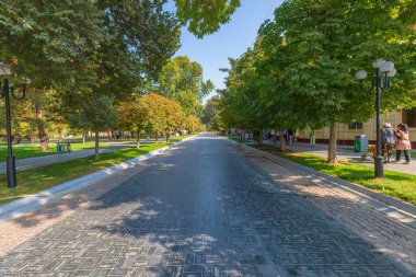  Semerkand, Özbekistan - Ekim. - 10. 2024: Semerkand 'ın en eski caddesi Tashkentskaya' dır