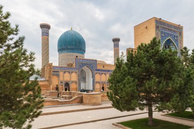 Semerkand, Özbekistan - Ekim. - 10. 2024: Semerkand 'daki medreselerden biri