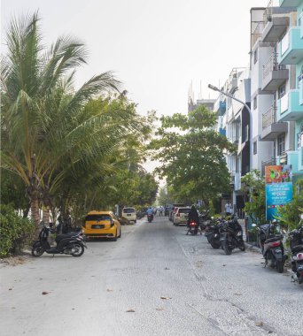 Erkek, Maldivler - 05 Şubat 2025: Erkek Hulhule şehrinin sokaklarından biri