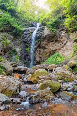 Sim köyünün yakınındaki Shirhal şelalesi.