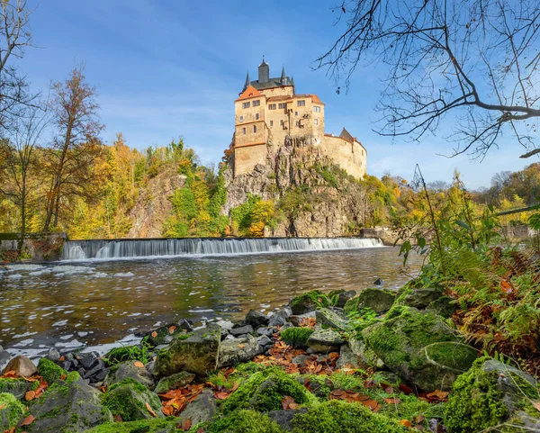 Άποψη Του Ποταμού Γοτθικού Κάστρου Kriebstein Φθινόπωρο Ηλιόλουστη Μέρα Στη — Φωτογραφία Αρχείου