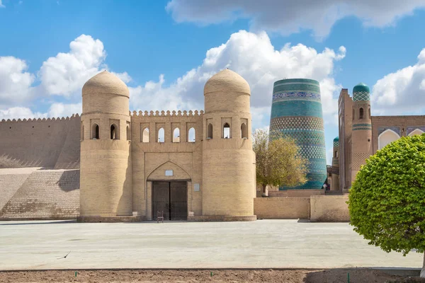 Khiva 乌兹别克斯坦 中世纪奥塔门 Ota Darvoza 和卡尔塔小歌厅的景观 — 图库照片