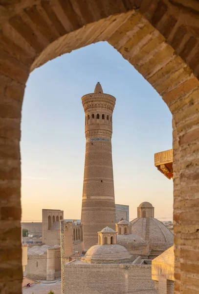 Buchara Uzbekistan Utsikt Över Kalon Minaret Genom Fönstret Vid Solnedgången — Stockfoto