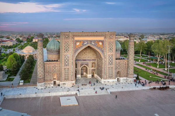 乌兹别克斯坦撒马尔罕Ulugh Bek Madrassah的空中景观 — 图库照片
