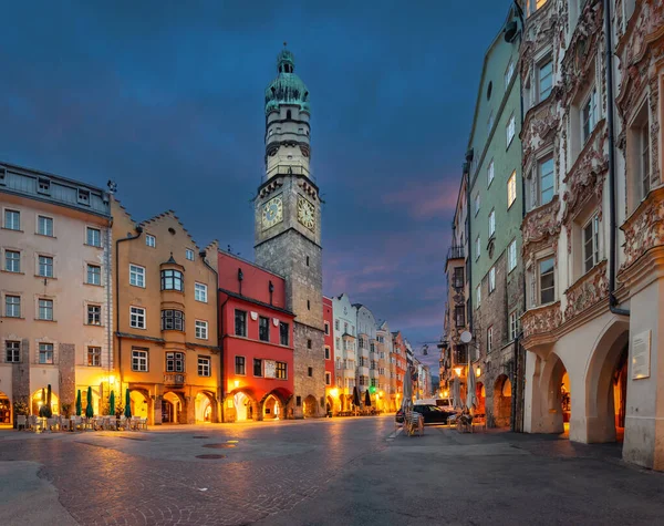 オーストリアのインスブルック 夕暮れ時に時計と歴史的な像塔の景色 — ストック写真