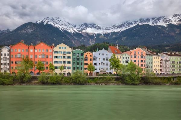 Innsbruck Austria Kolorowe Domy Nabrzeżu Rzeki Inn Śnieżnymi Górami Tle — Zdjęcie stockowe