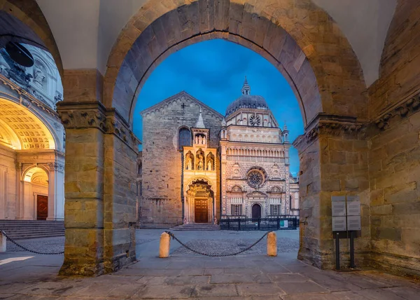 Vista Catedral Bérgamo Através Arco Anoitecer Bérgamo Itália — Fotografia de Stock