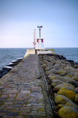 Sahilde küçük bir deniz feneri. Lomma, İsveç, 2025. Yüksek kalite fotoğraf