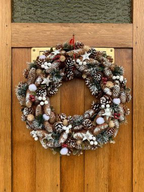 Kapıda güzel bir Noel çelengi asılı. Yüksek kalite fotoğraf