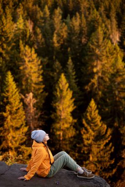 Karelia Rusya 'da bir uçurumda oturan bir kız. Yüksek kalite fotoğraf