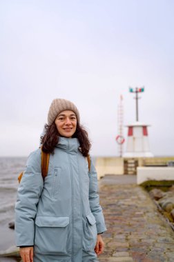 Bir kadın ve bir deniz feneri Lomma İsveç 2025. Yüksek kalite fotoğraf