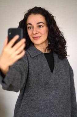 Cep telefonuyla izole edilmiş bir kadın portresi. Yüksek kalite fotoğraf