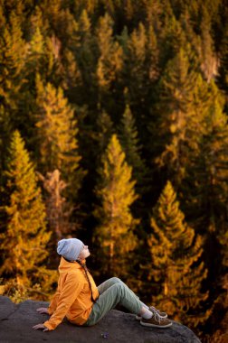Karelia Rusya 'da bir uçurumda oturan bir kız. Yüksek kalite fotoğraf
