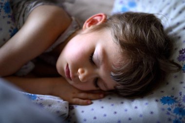 Yatakta uyuyan küçük bir kız. Yüksek kalite fotoğraf