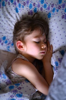 Yatakta uyuyan küçük bir kız. Yüksek kalite fotoğraf