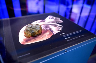 İsveç Malmö Teknoloji ve Denizcilik Müzesi 'nden kalp pili yapımı. Yüksek kalite fotoğraf
