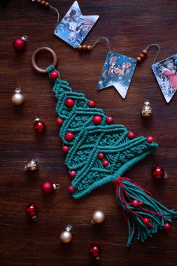 Masanın üstünde Noel süsleme ağacı var. Yüksek kalite fotoğraf