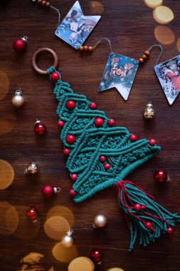 Masanın üstünde Noel süsleme ağacı var. Yüksek kalite fotoğraf