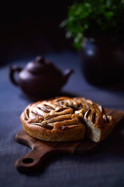 Meyveli pasta ya da kek ya da kil çömlek ve otlu turta. Düz yatıyordu. Yüksek kalite fotoğraf