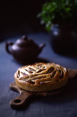 Meyveli pasta ya da kek ya da kil çömlek ve otlu turta. Düz yatıyordu. Yüksek kalite fotoğraf