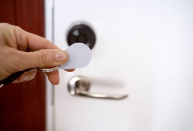 Dijital kapı kilidini açan anahtarlı bir el. Yüksek kalite fotoğraf