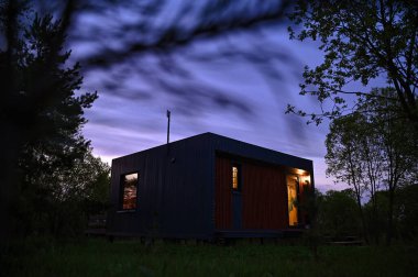 Akşamları küçük, rahat, modern bir kır evi. Yüksek kalite fotoğraf