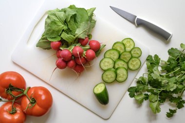 Sağlıklı yemek ya da salata hazırlıyorum. Masada taze sebzeler ve bitkiler var. Düz yatıyordu. Yüksek kalite fotoğraf