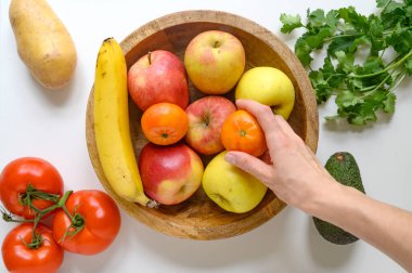Masada taze meyve, sebze ve otlar var. Sağlıklı yemek hazırlıyorum. Düz yatıyordu. Yüksek kalite fotoğraf
