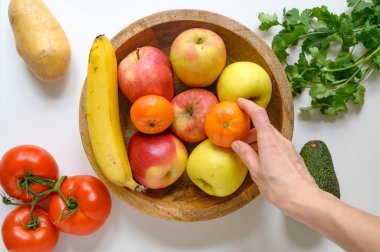 Masada taze meyve, sebze ve otlar var. Sağlıklı yemek hazırlıyorum. Düz yatıyordu. Yüksek kalite fotoğraf