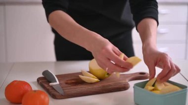 Sağlıklı yemek ya da kahvaltı hazırlıyorum. Masada meyveler ve mutfakta beslenme çantası. Yüksek kalite fotoğraf