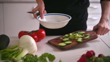 Sağlıklı yemek ya da salata hazırlıyorum. Masada taze sebzeler ve bitkiler var. Yüksek kalite fotoğraf