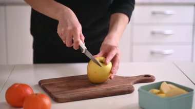 Sağlıklı yemek ya da kahvaltı hazırlıyorum. Masada meyveler ve mutfakta beslenme çantası. Yüksek kalite fotoğraf