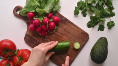 Sağlıklı yiyecekler. Masanın üzerinde bir kase meyve muz elması narenciye. Düz yatıyordu. Yüksek kalite fotoğraf