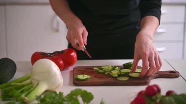 Sağlıklı yemek ya da salata hazırlıyorum. Masada taze sebzeler ve bitkiler var. Yüksek kalite fotoğraf