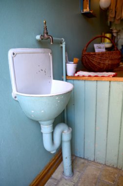 Lund Skane İsveç 'teki Kulturen Müzesi' nin mutfağında eski bir ülke batıyor. 2025 yılı. Tarihi binalar ve 1930 'ların eski zamanlarındaki hayat. Yüksek kalite fotoğraf