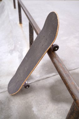 Bir kaykay ya da uzun bir sörf tahtası ya da bir pompa rampası, kopyalama alanı. Yüksek kalite fotoğraf