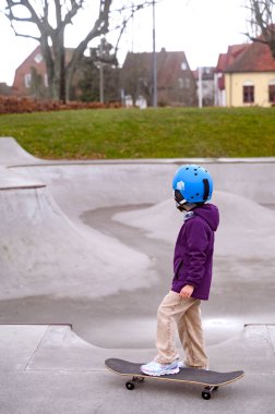 Kaykaydaki bir çocuk ya da pompadaki bir uzun tahta ya da kasktaki bir rampa, boşluğu kopyala.